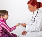 ילדה עוברת בדיקה רפואית