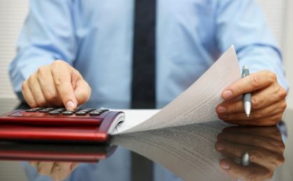 אדם ממלא בקשה להלוואה בערבות המדינה