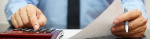 אדם ממלא בקשה להלוואה בערבות המדינה