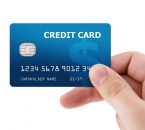 יד מחזיקה כרטיס אשראי
