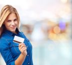 אישה מחזיקה כרטיס אשראי ויזה