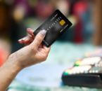 אישה מבצעת רכישה באמצעות כרטיס אשראי