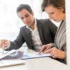 אנשי עסקים בפגישה עם הבנק בנוגע להלוואה להקמת חברה
