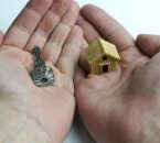 בית ומפתח בתוך כפות ידיים