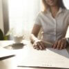 אישה חותמת על טופס הלוואה לעסק ותיק