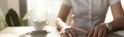 אישה חותמת על טופס הלוואה לעסק ותיק