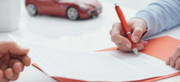 אדם חותם על טופס הלוואה לעובדי אלביט מערכות